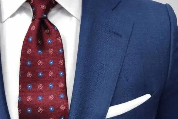 Zdjęcie Jak dobrać idealny krawat do granatowego garnituru i białej koszuli na wesele
