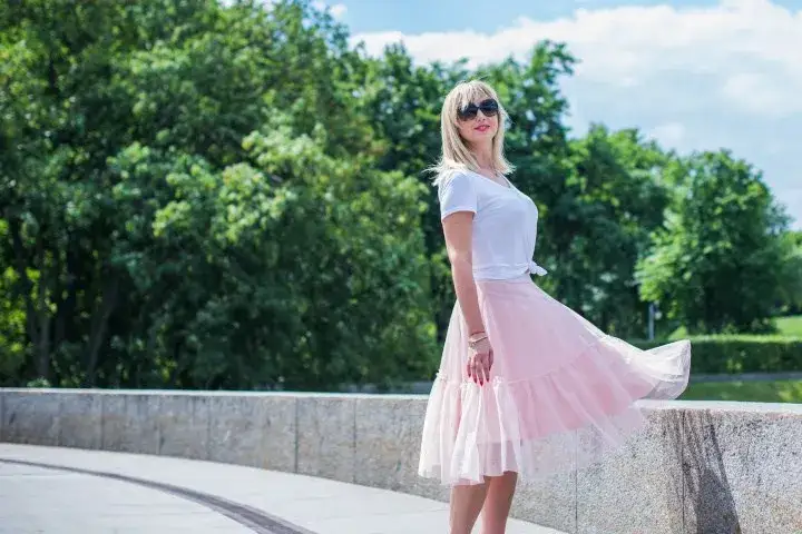 Zdjęcie Stylizacje spódniczki z falbankami, które zachwycą na każdą okazję