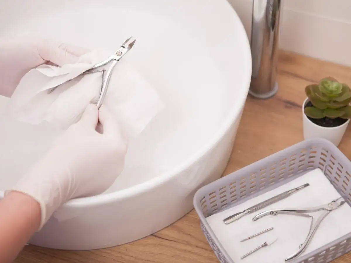 Zdjęcie Jak skutecznie zdezynfekować przybory do manicure w domu – bezpieczne metody