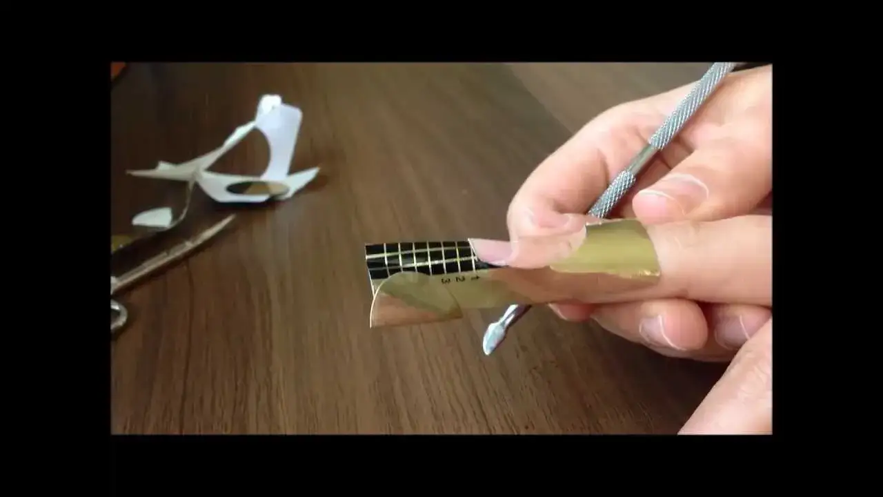 Zdjęcie Jak przyciąć szablon do paznokci, aby uniknąć najczęstszych błędów