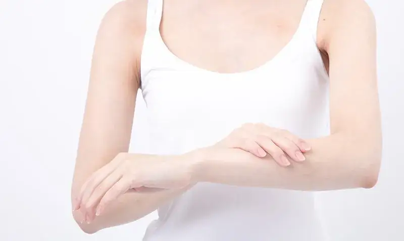 Zdjęcie Czy golić ręce? Odkryj zalety i wady usuwania włosów