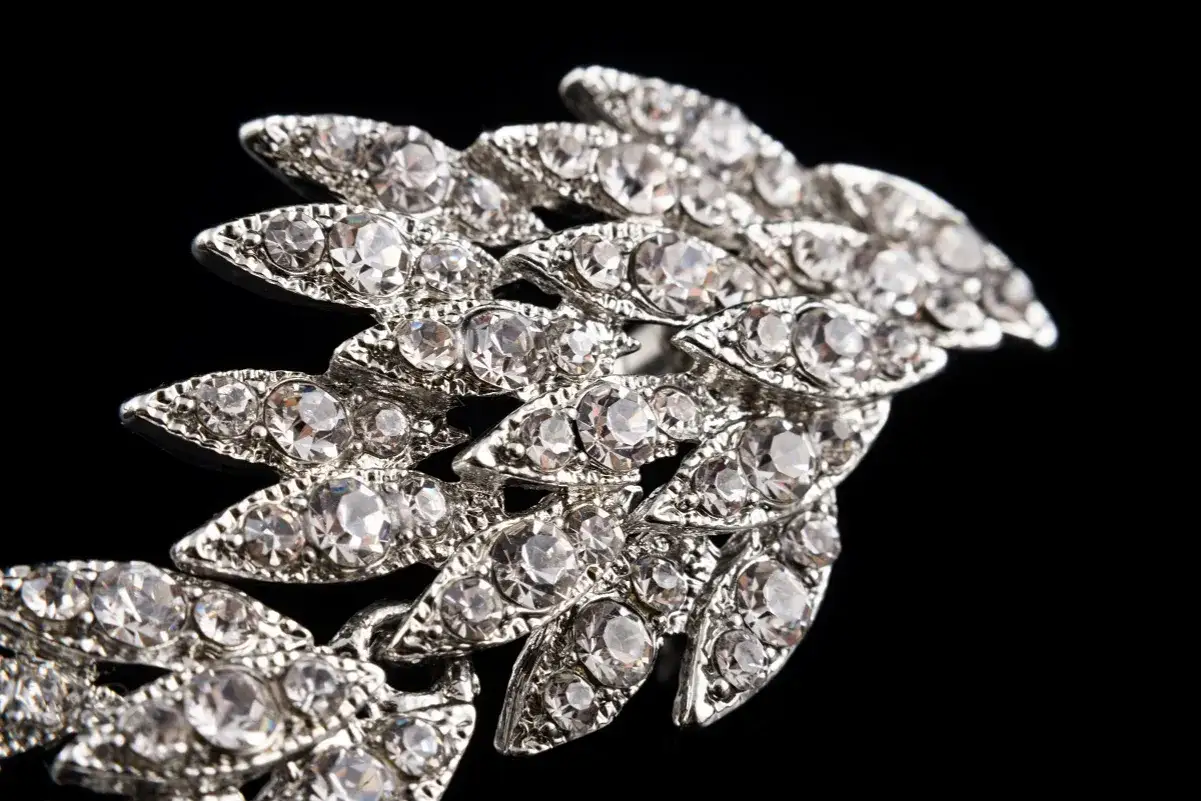 Zdjęcie Wisiorek skrzydło znaczenie: Odkryj ukryte symbole i ich moc