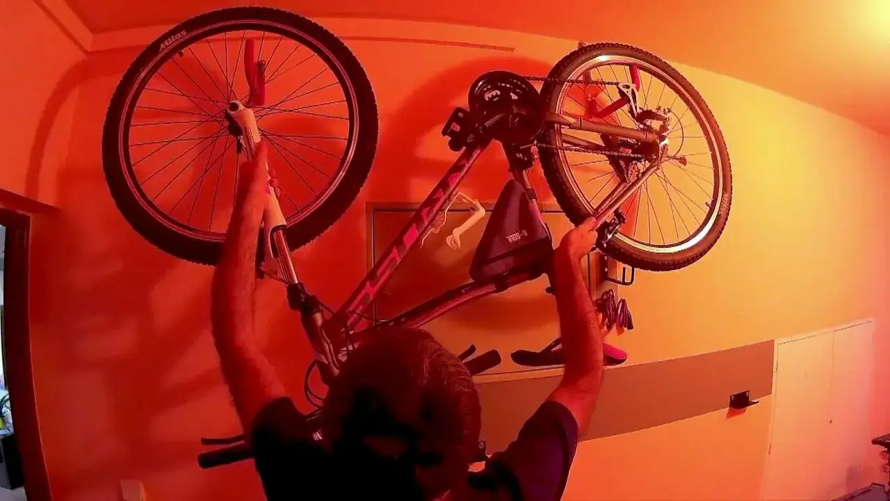 Zdjęcie Jak powiesić rower pod sufitem: uniknij błędów i zyskaj przestrzeń