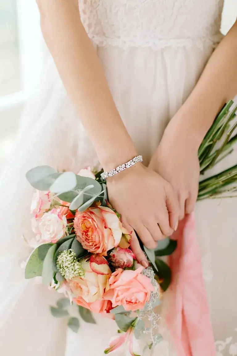 Zdjęcie Jakie kolory bukietu do sukni ecru będą idealnym wyborem?