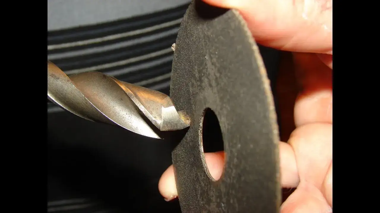 Zdjęcie Pod jakim kątem ostrzyć wiertła, aby uniknąć uszkodzeń narzędzi?