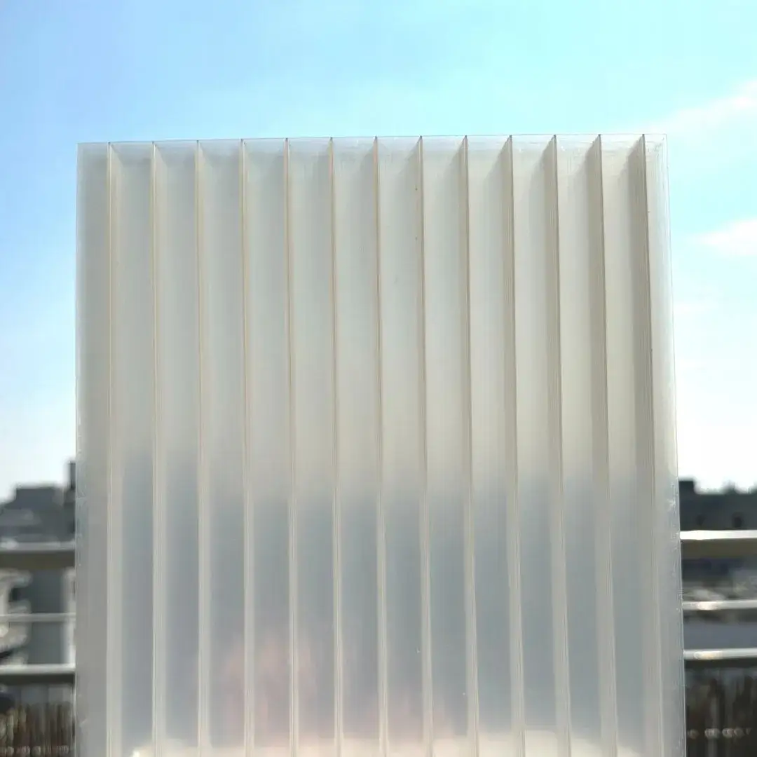 Zdjęcie Poliwęglan mleczny czy przezroczysty – który wybór zapewni komfort?