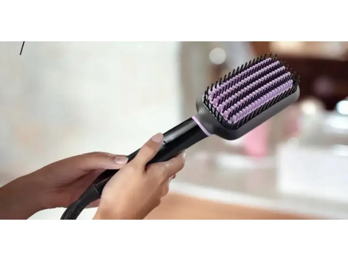 Zdjęcie Szczotka prostująca czy prostownica: która lepiej zadba o Twoje włosy?