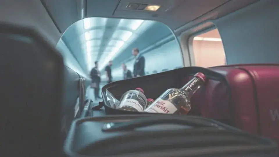 Zdjęcie Czy można przewozić alkohol w bagażu rejestrowanym Wizz Air? Oto zasady