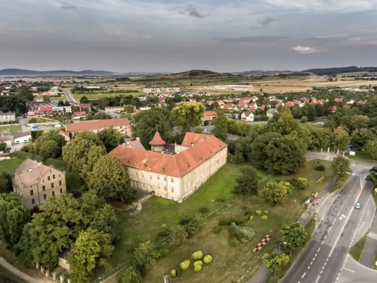 Zdjęcie Pałac Sandreckich w Bielawie: historia, architektura i obecne życie
