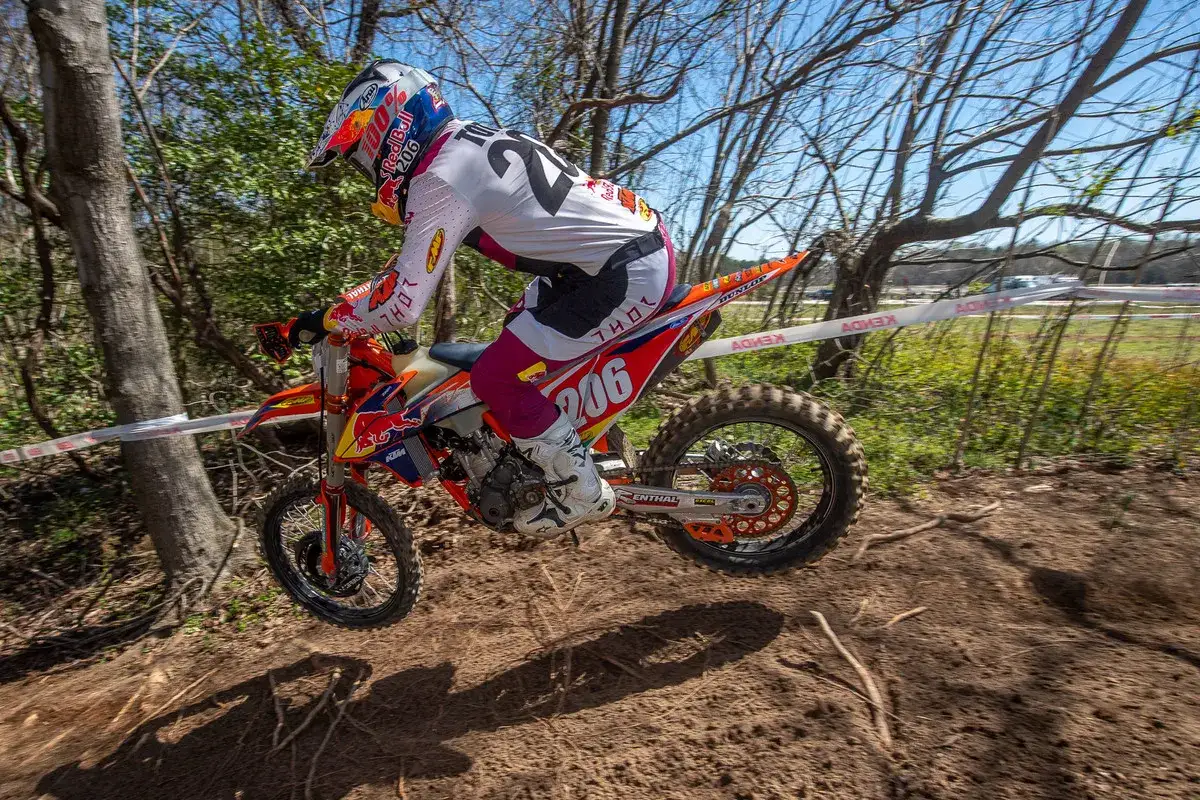 Zdjęcie Co je to enduro? Poznej tajemnice motocykli i wyścigów terenowych