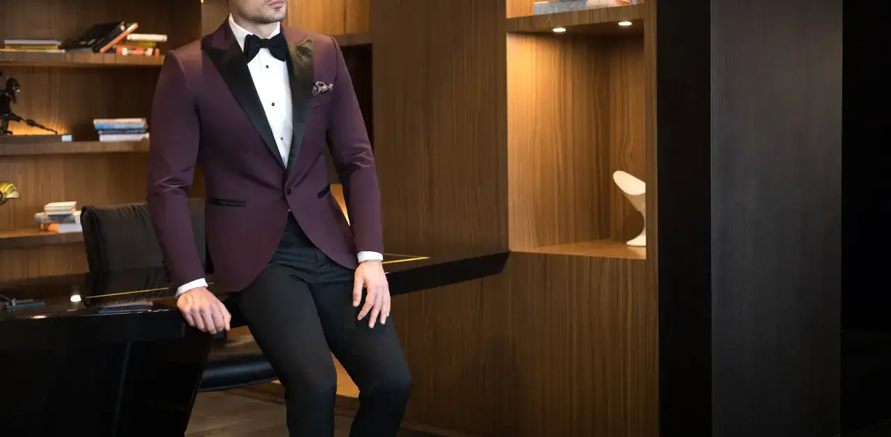 Zdjęcie Jaki krawat do bordowego garnituru - kompletny poradnik eleganckich stylizacji