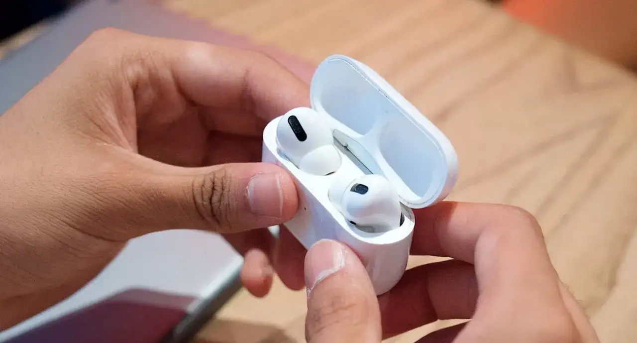 Zdjęcie Jak sprawdzić stan baterii AirPods i uniknąć nieprzyjemnych niespodzianek