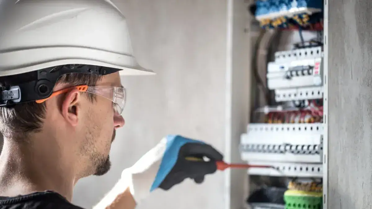 Zdjęcie Ile zarabia pomocnik elektryka? Zaskakujące fakty o wynagrodzeniach