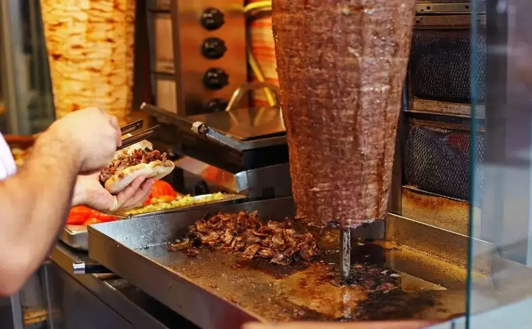 Zdjęcie Co to jest d&uuml;r&uuml;m kebab? Przygotowanie, składniki i r&oacute;żnice
