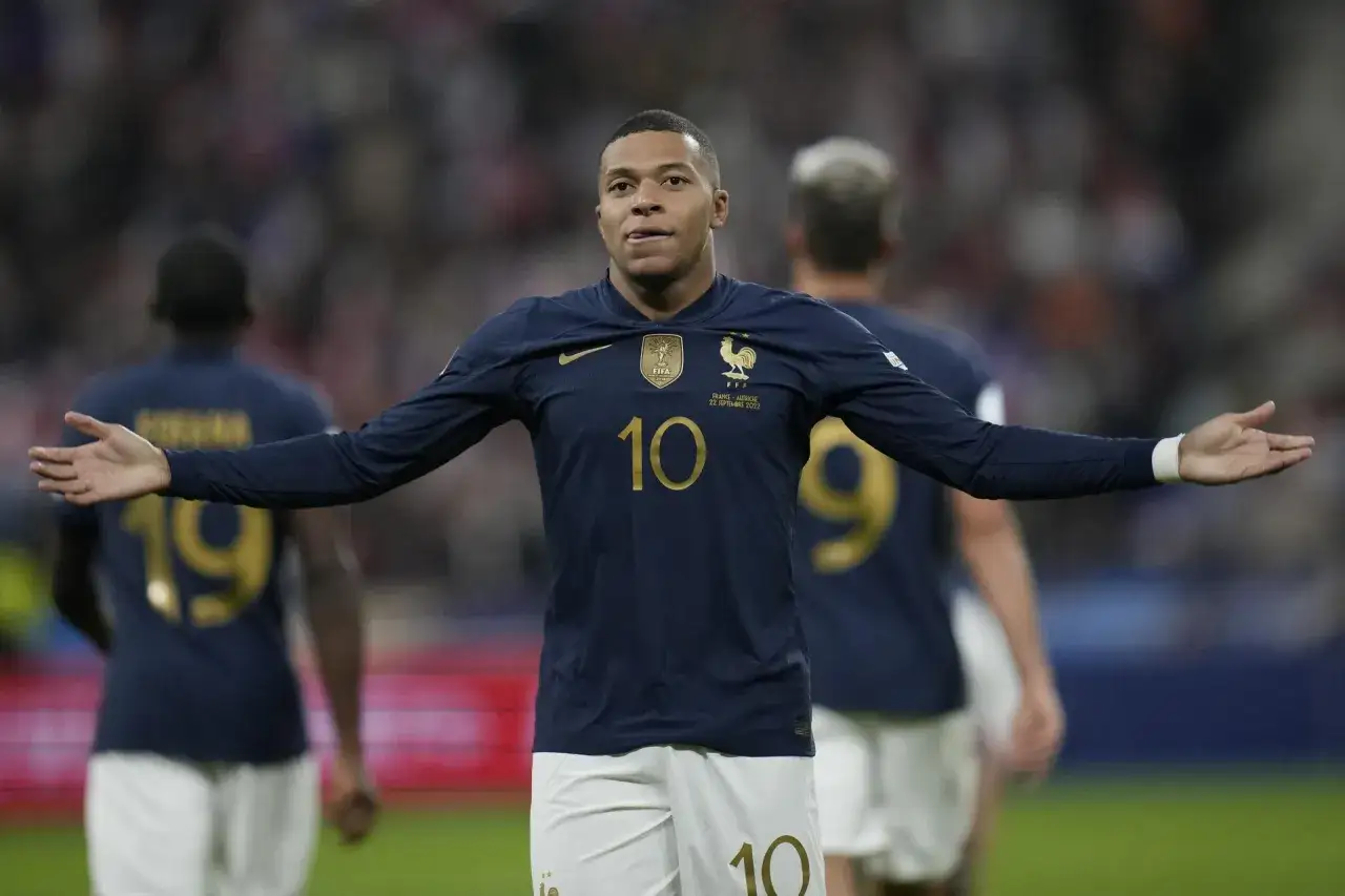 Zdjęcie W jakim kraju gra Mbappé? Oto zaskakująca prawda o jego klubie