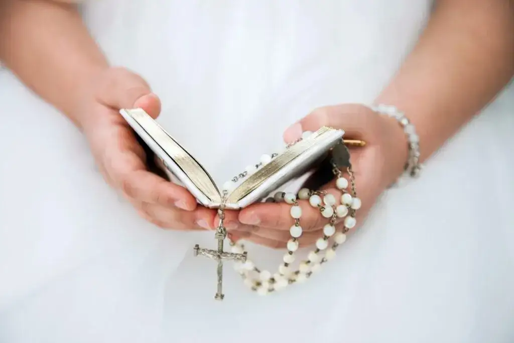 Zdjęcie Czy na rocznicę komunii robi się przyjęcie? Poznaj różne tradycje