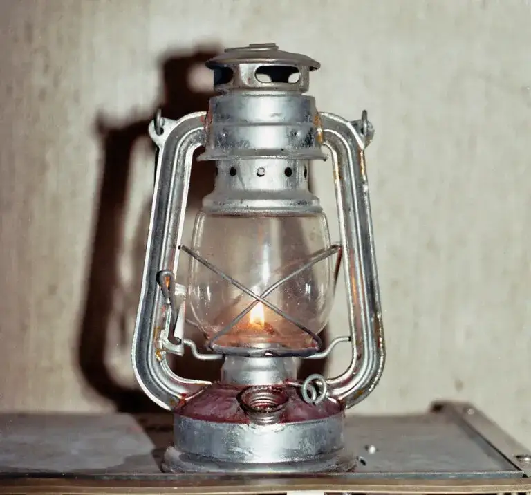 Zdjęcie Kiedy powstała lampa naftowa? Odkryj jej fascynującą historię