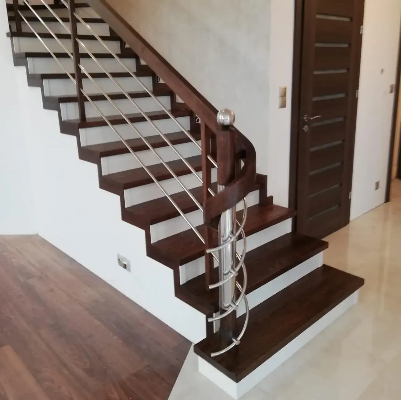 Zdjęcie Jaki kolor schodów drewnianych wybrać, aby odmienić wnętrze?