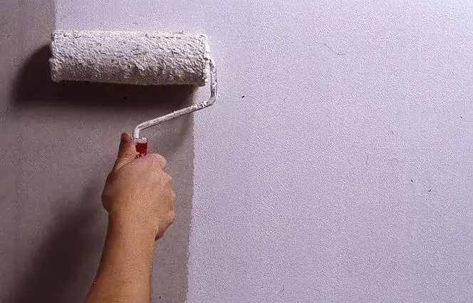 Zdjęcie Czy gruntować płyty gipsowe przed malowaniem? Oto najważniejsze zalety i wskazówki.