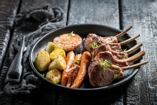 Zdjęcie Jakie zioła do jagnięciny? Odkryj najlepsze połączenia smakowe