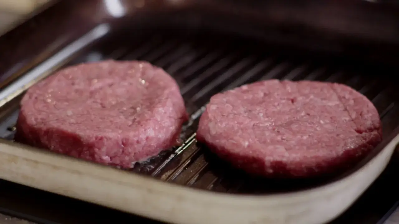 Zdjęcie Jak smażyć burgera wołowego? Czas, stopnie wysmażenia i sekrety