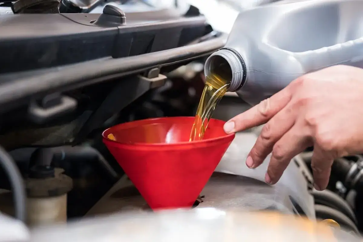 Zdjęcie Jaki olej do samochodu? Wybierz najlepszy olej i uniknij błędów