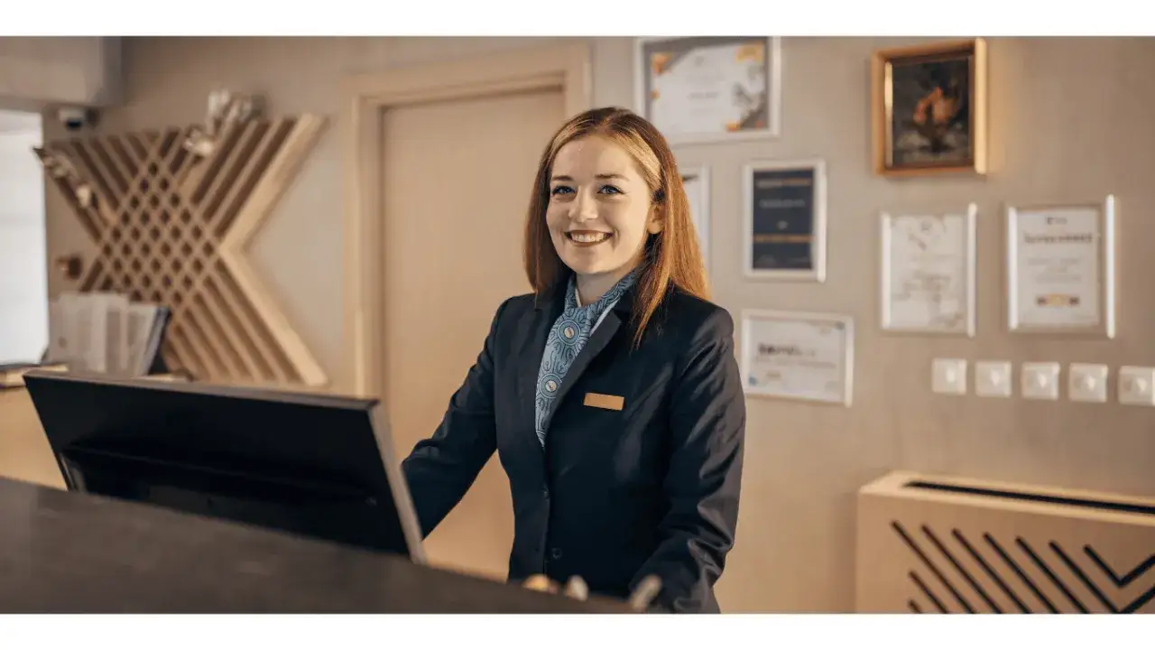 Zdjęcie Ile zarabia recepcjonistka w hotelu 5 gwiazdkowym? Zaskakujące dane!