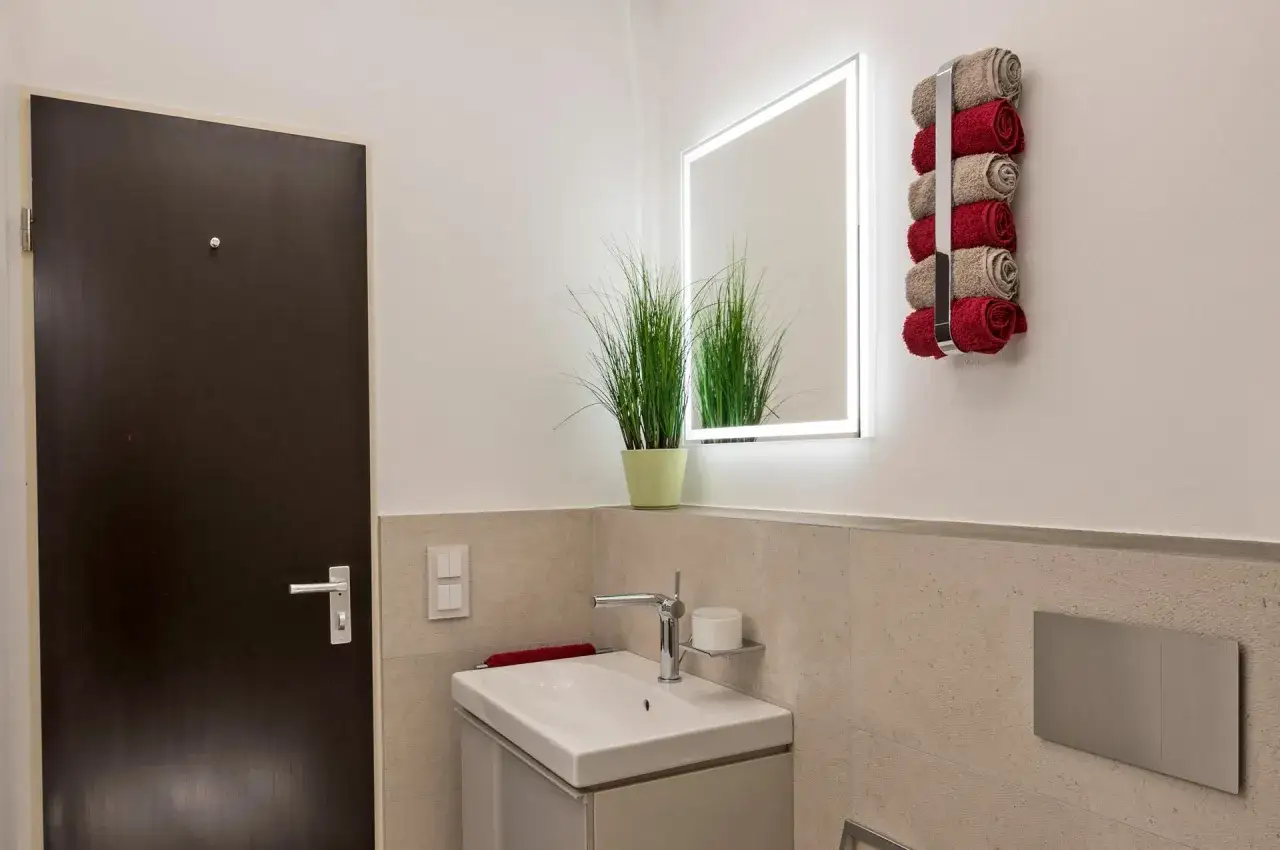Zdjęcie Praktische Badezimmer Regale: Stauraum f&uuml;r kleine B&auml;der effektiv nutzen