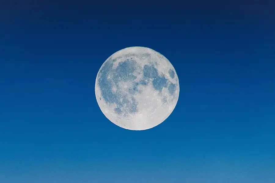 Zdjęcie Ile trwa lot na Księżyc? Odkryj zaskakujące fakty o czasie podróży