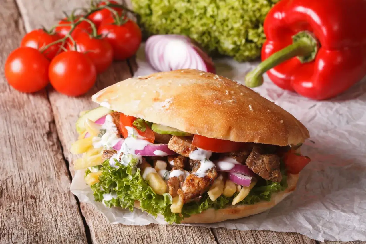 Zdjęcie Ile kcal ma kebab z kurczakiem? Sprawdź, co naprawdę jesz!