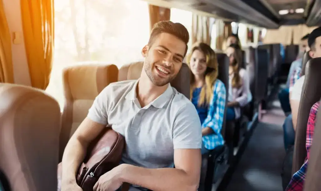 Zdjęcie Ile miejsc ma bus osobowy? Poznaj różnice w pojemności różnych modeli