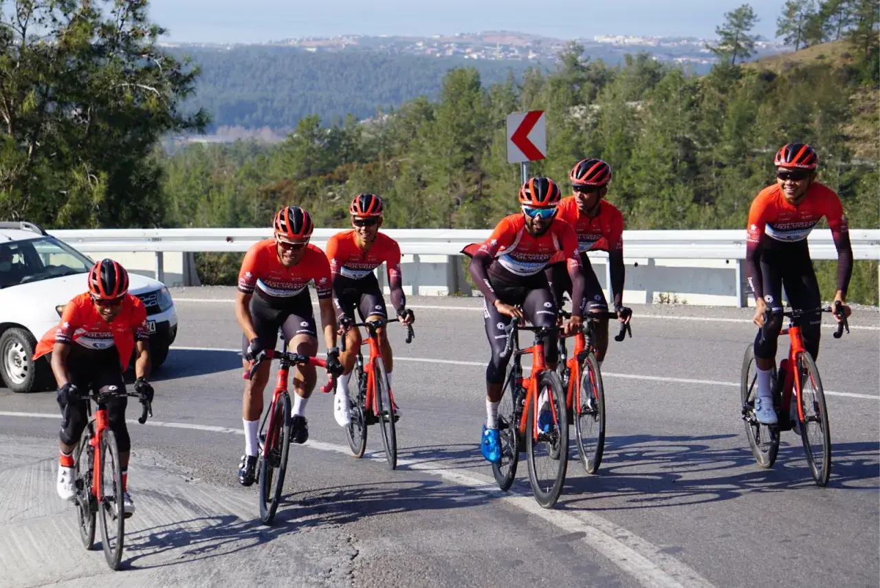 Zdjęcie Dlaczego kolarze golą nogi? Odkryj zaskakujące korzyści i tradycje