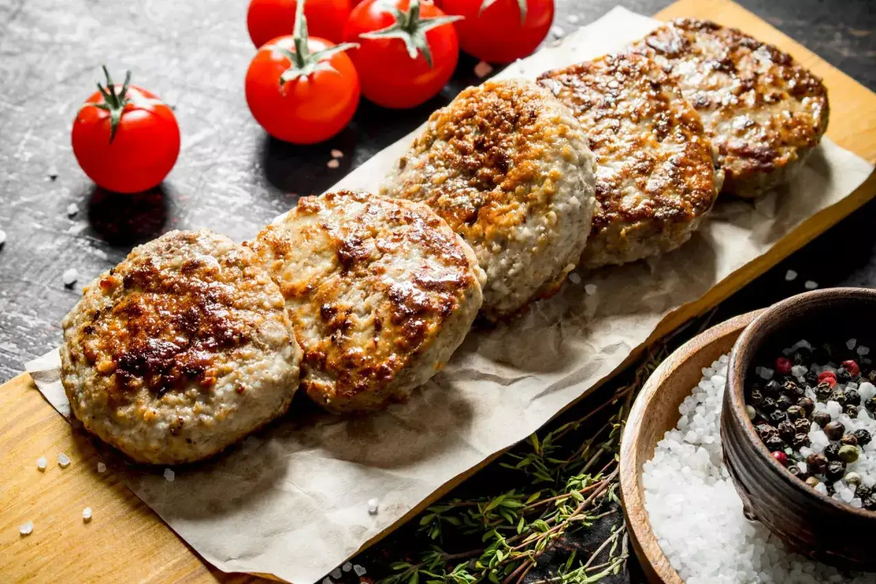 Zdjęcie Jak zrobić pysznego kotleta mielonego? Poradnik dla początkujących kucharzy