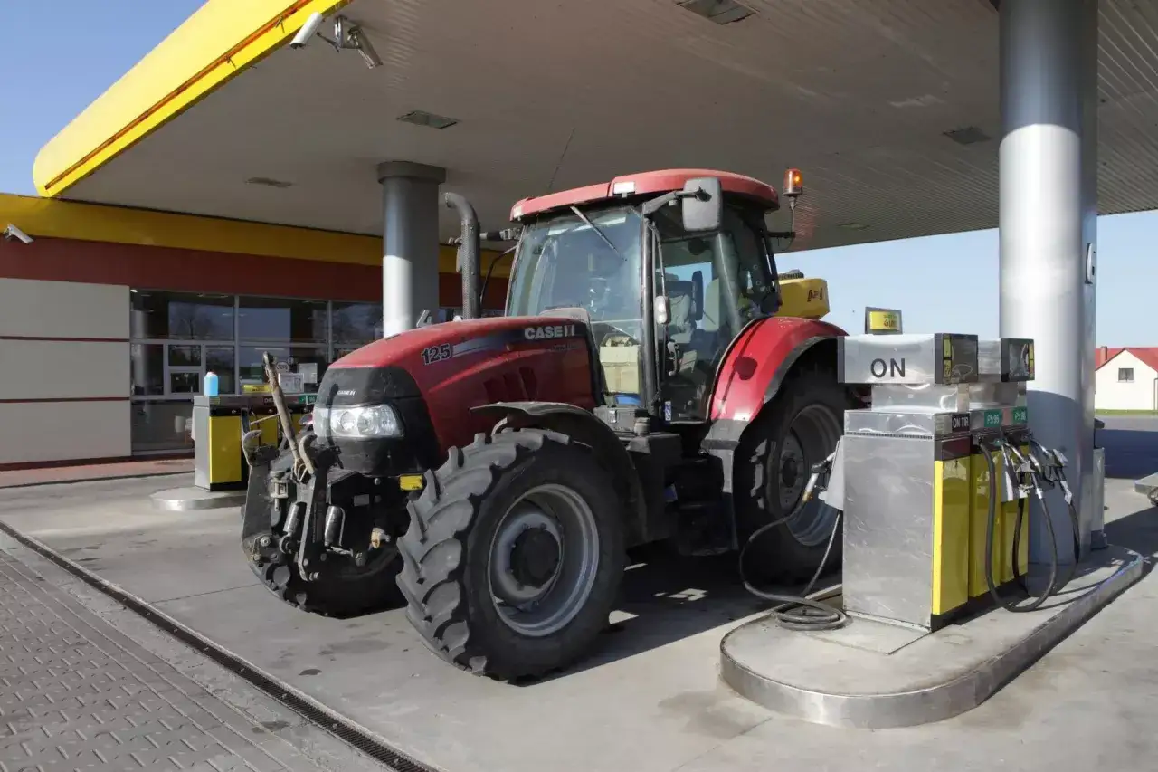 Zdjęcie Ile można jechać ciągnikiem rolniczym? Ograniczenia, przepisy i bezpieczeństwo