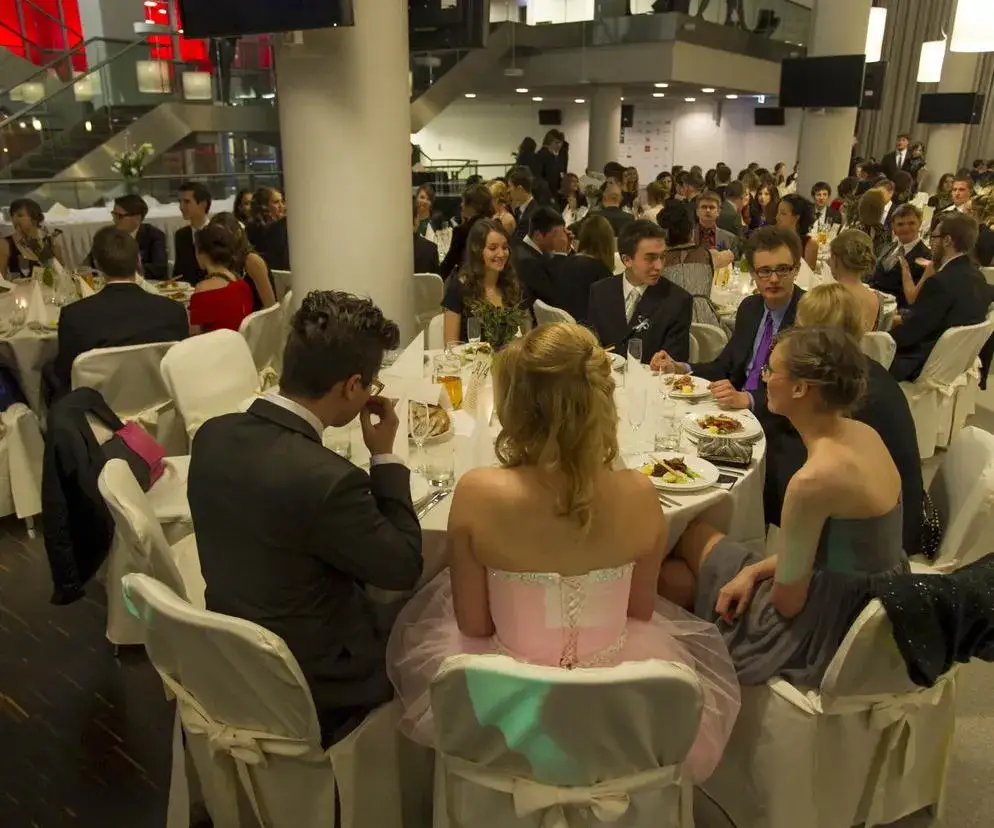 Zdjęcie Jak zaprosić dziewczynę na studniówkę: 7 skutecznych porad