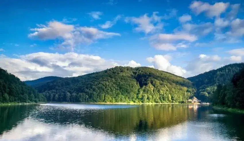 Zdjęcie Najlepsze atrakcje jeziora kunickiego, które musisz zobaczyć
