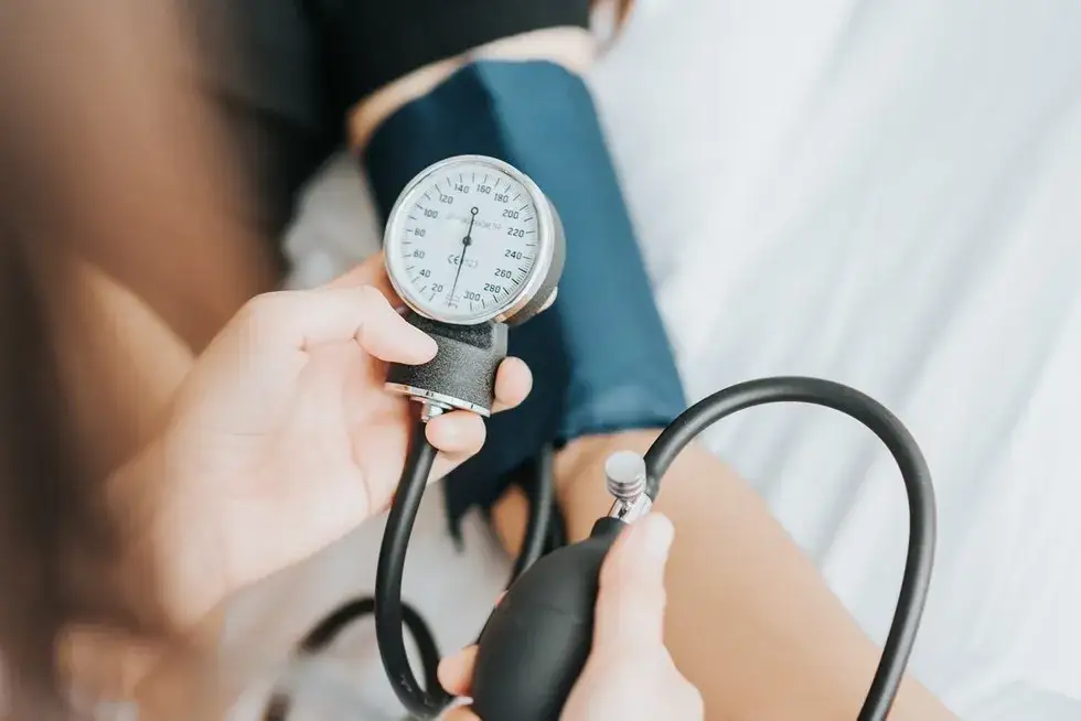 Zdjęcie Alkohol a ciśnienie: Sprawdź, jak działa i czy jest bezpieczny