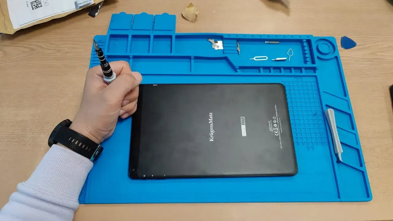 Zdjęcie Jak samodzielnie wymienić baterię w tablecie Kruger &amp; Matz?