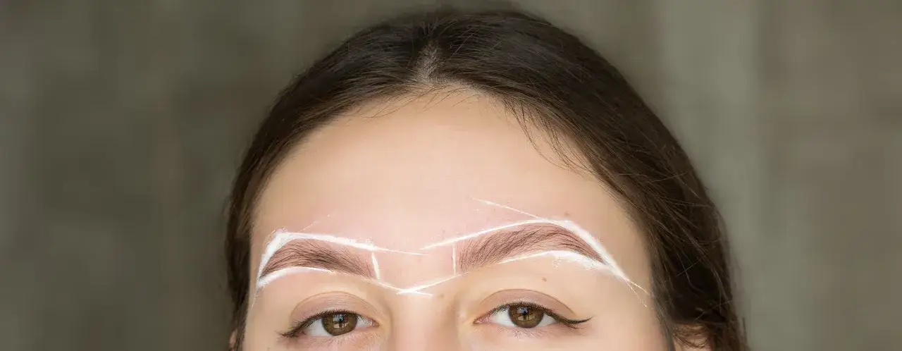 Zdjęcie Jak wyregulować brwi w domu, by uniknąć najczęstszych błędów