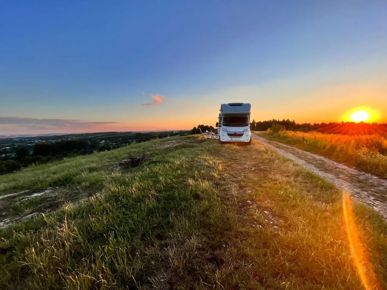 nocowanie.pl logo i polskie krajobrazy