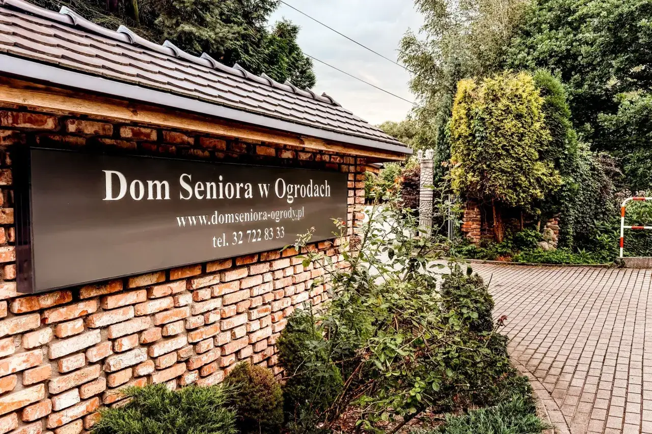 Dom Seniora Drachowo z zewnątrz, budynek, ogród