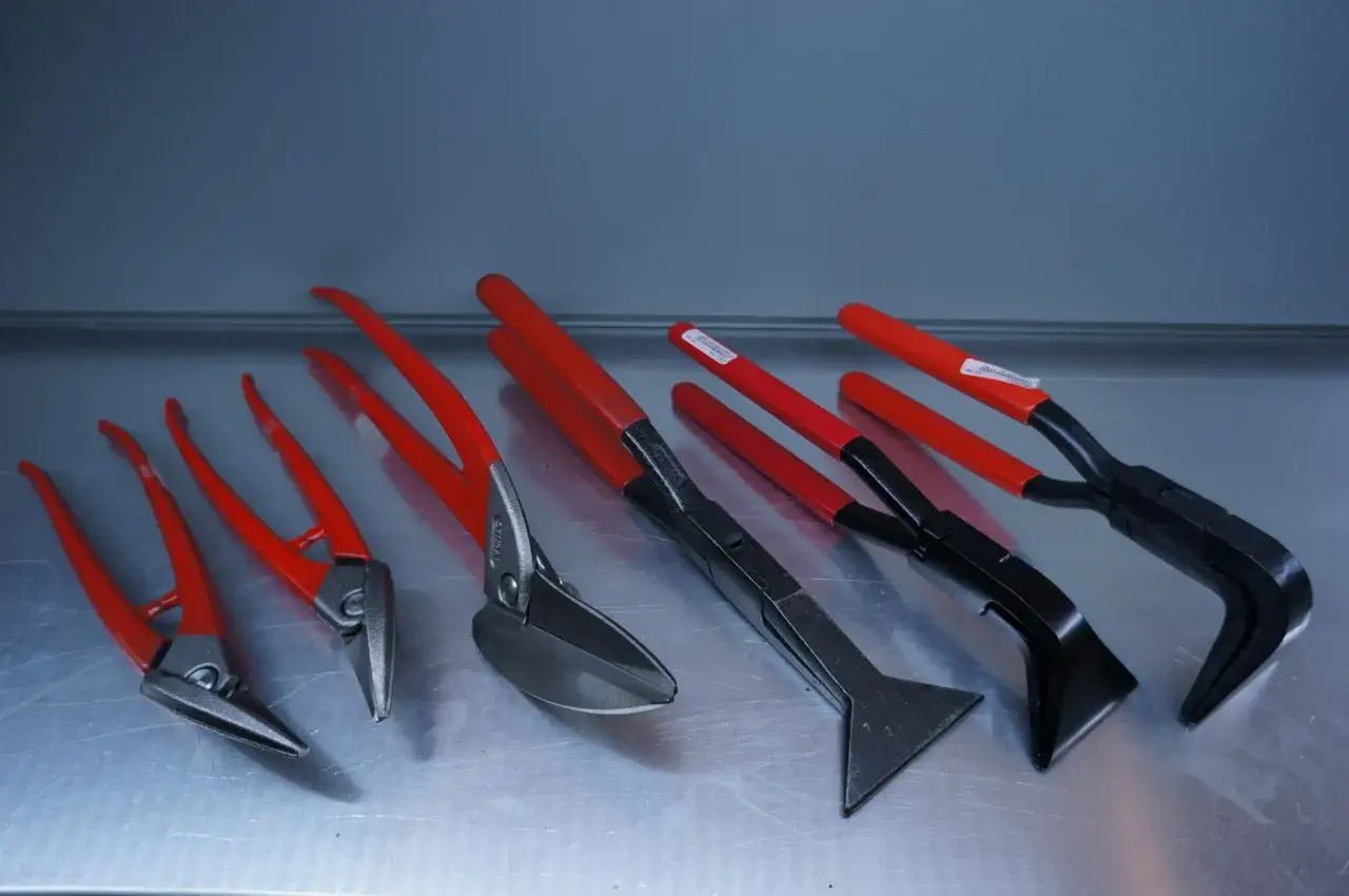 Profesjonalny sprzęt dekarski: nożyce do blachy, zaginarki i inne narzędzia gotowe do pracy na dachu.