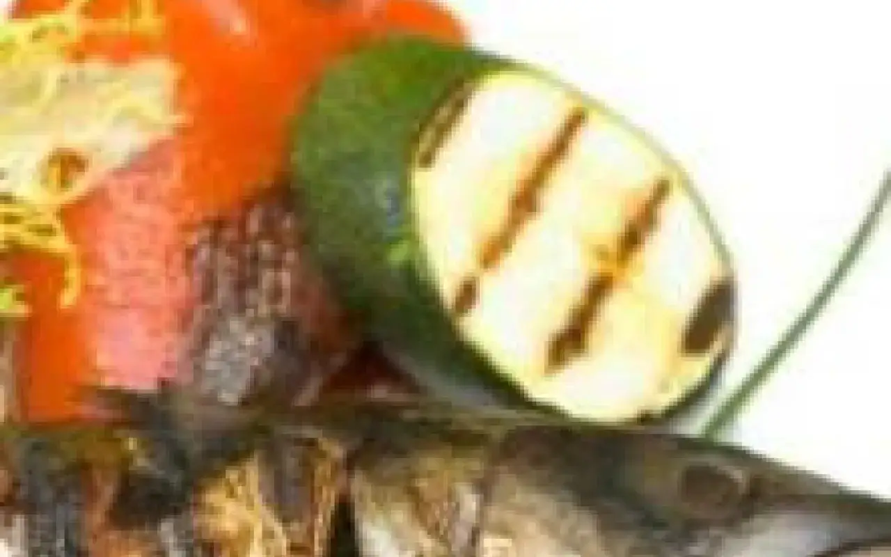 Alose grill&eacute;e sur barbecue ou plancha avec herbes et citron