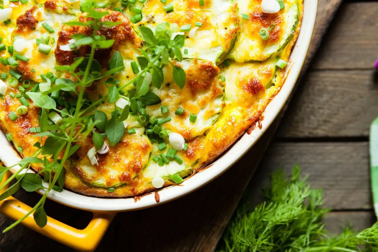 Zapiekanka z cukinii z serem i ziołami, idealna na lekki obiad.