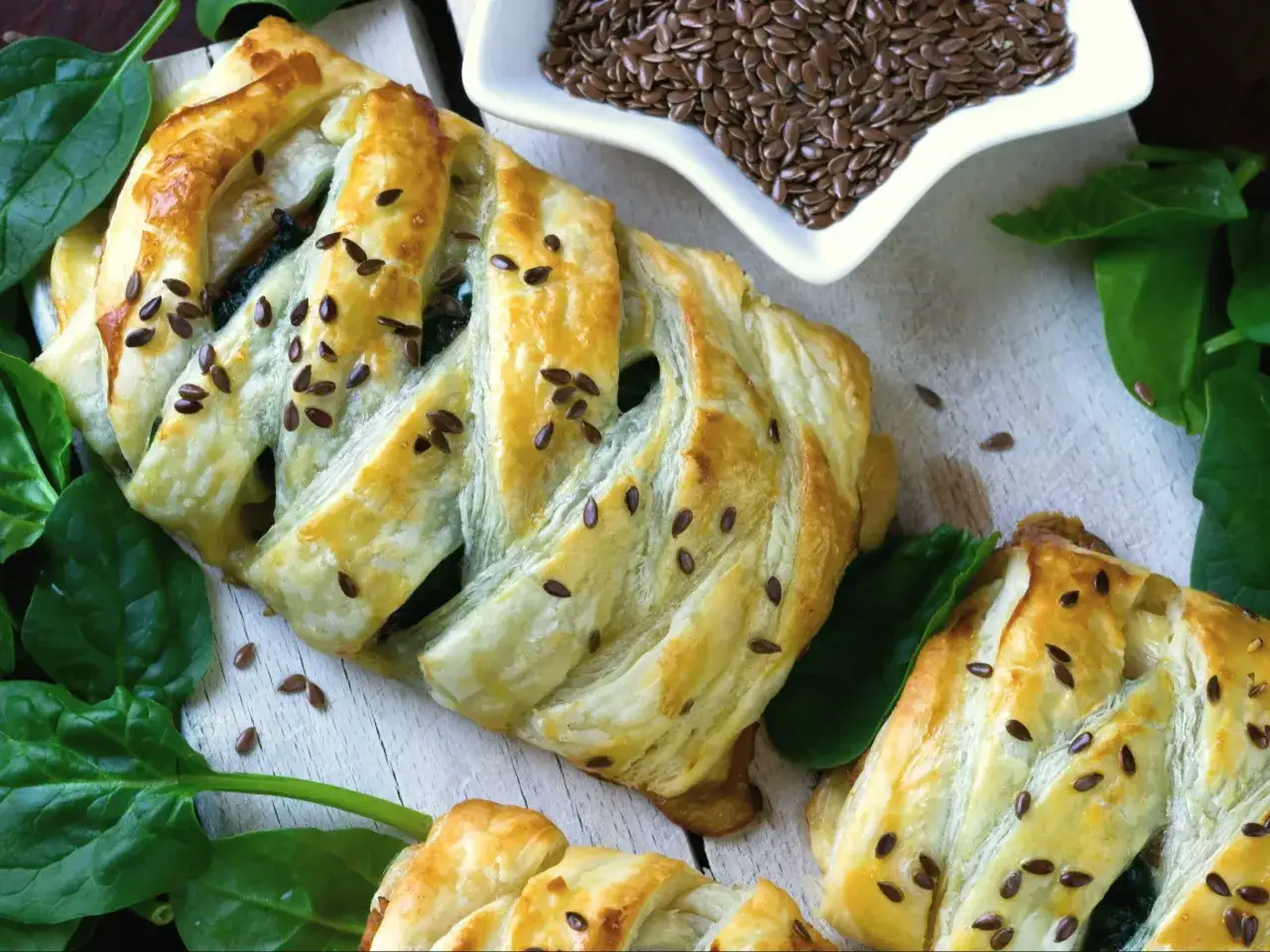 Pyszne danie z ciasta francuskiego ze szpinakiem i siemieniem lnianym. Idealne, gdy zastanawiasz się, co zrobić z ciasta francuskiego na obiad.