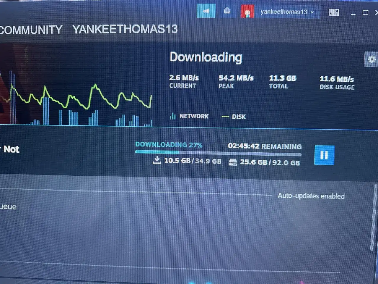 Na ekranie Steam widać postęp pobierania gry. Obecna prędkość to 2.6 MB/s, co może być powodem, dlaczego Steam wolno pobiera.