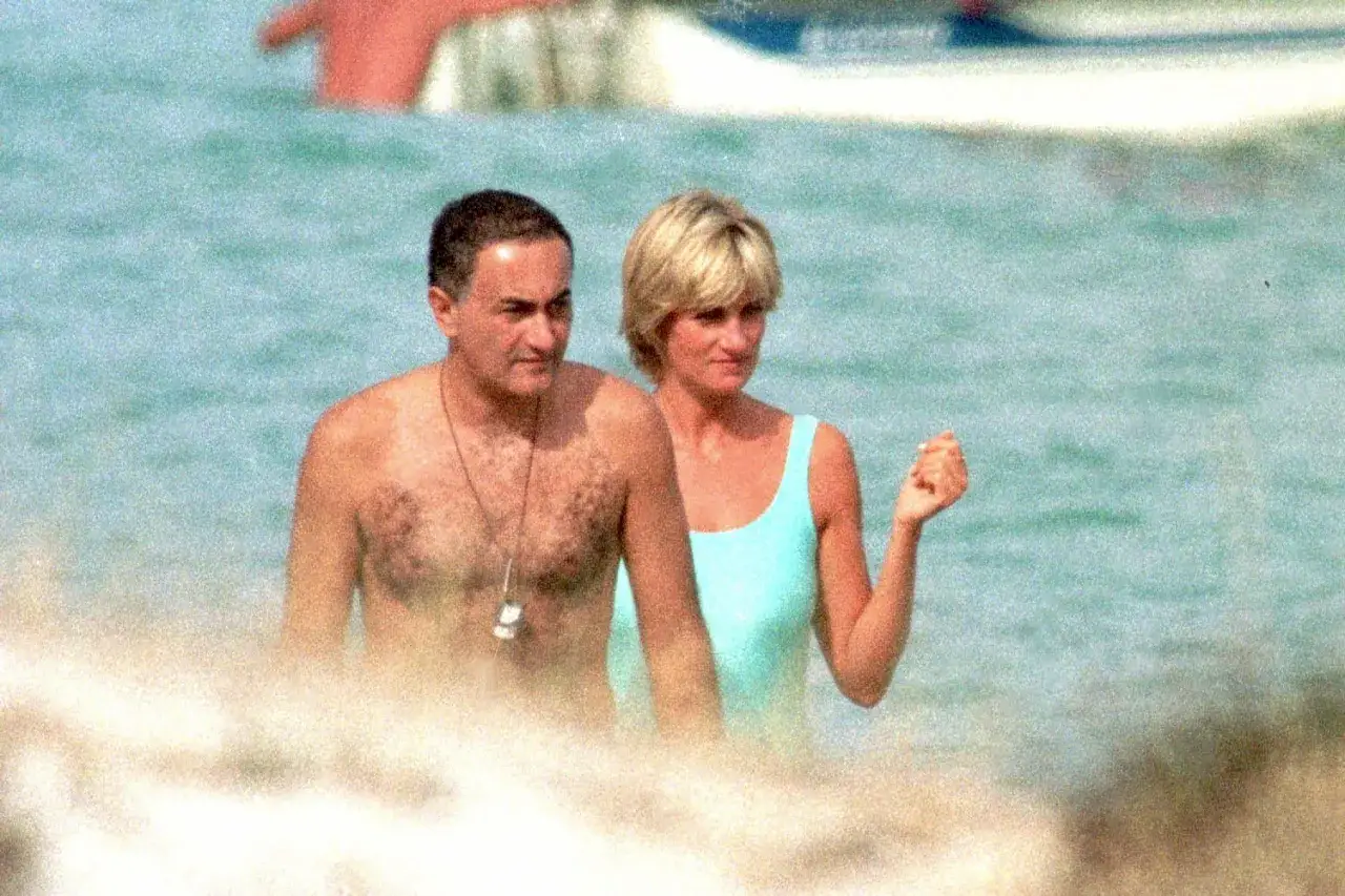 Dodi Al Fayed i księżna Diana w wodzie, w tle łódź.