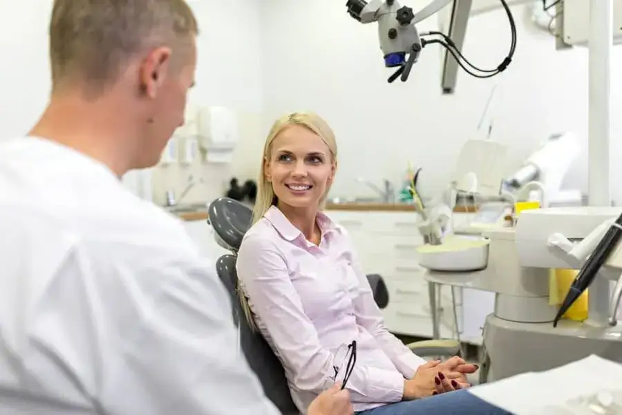 dentysta gabinet uśmiechnięty pacjent