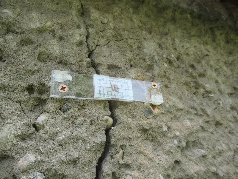ocena stanu technicznego starego domu pęknięcia fundamenty dach