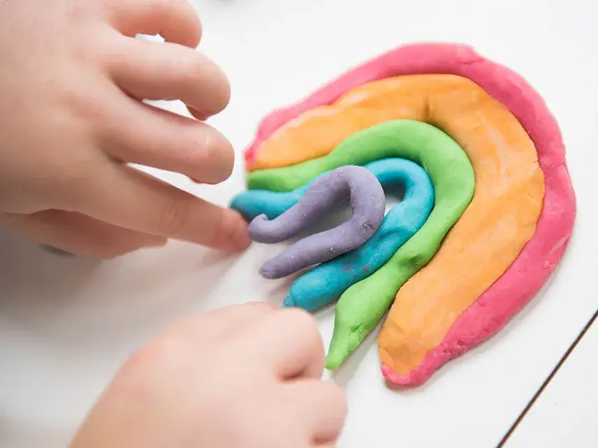 dziecko zabawy masą plastyczną terapia ręki